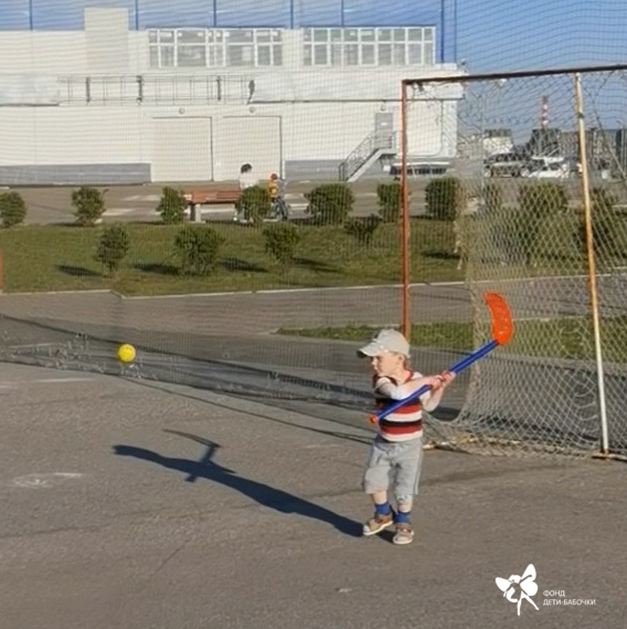 Ваня играет в футбол